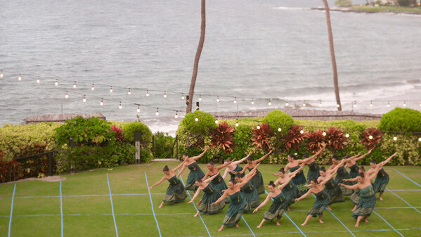 在茂宜岛四季度假酒店观看草裙舞精彩表演
