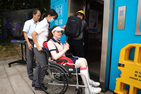 电梯应急救援演练，模拟一位外籍亚残运会运动员被困电梯后，各单位联合实施高效救援