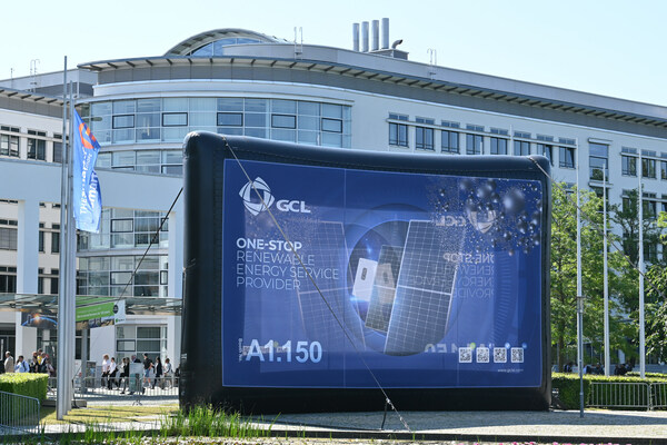 德國慕尼黑國際太陽能技術博覽會(Intersolar 2023)上協鑫集成展出 旗艦產品組合-展超網