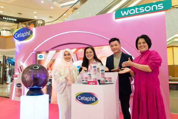 (L-R): Elfira Loy (Celebrity), Jessica Chan (Marketing Manager, Galderma Malaysia), Thoren Tan (Trading Director, Watsons), Goh Woan Ching (Head of Sales Consumer, Galderma Malaysia