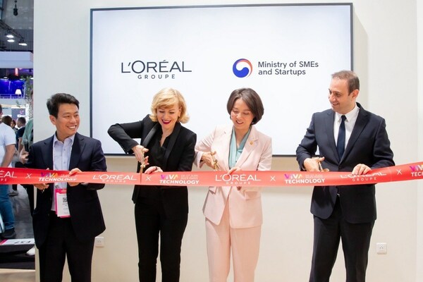 Ribbon cutting at L’Oréal’s North Asia “Big Bang Program” launch ceremony