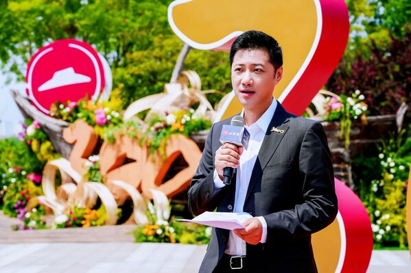 Jeff Kuai, General Manager of Pizza Hut China, delivers a speech at the opening ceremony