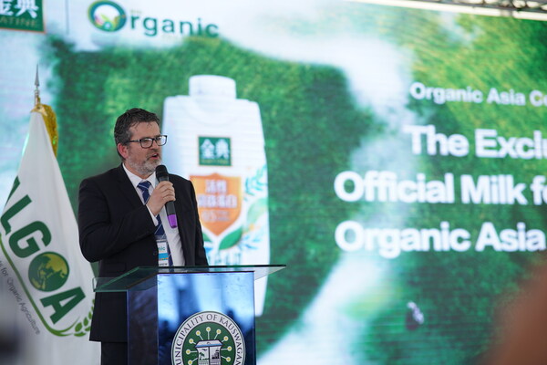 Dr. Philip Wescombe shared Satine’s experience in organic milk production