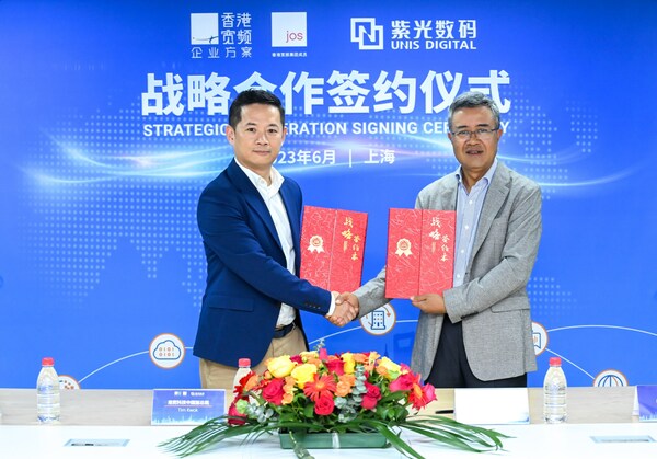 Tim Kwok, HKBN Co-Owner and Vice President – JOS China (on left) and Patrick Shao, Executive Vice President of Unisplendour Digital Group and President of Unisplendour Xiaotong Technology Co., Ltd. (on right) commemorate the alliance with an official contract signing.