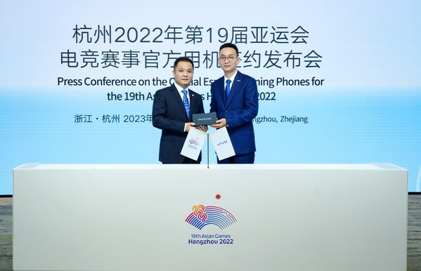 Vice President of Branding at vivo, Mr. Jia Jingdong (right side), officially delivered the iQOO 11S to HAGOC