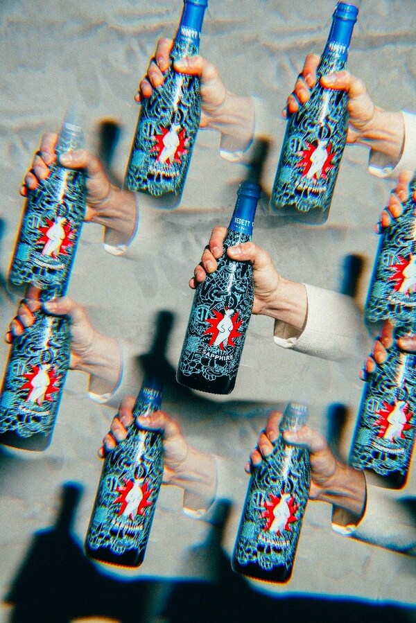 超级白熊啤酒-宝石蓝瓶身设计 彰显潮酷属性
