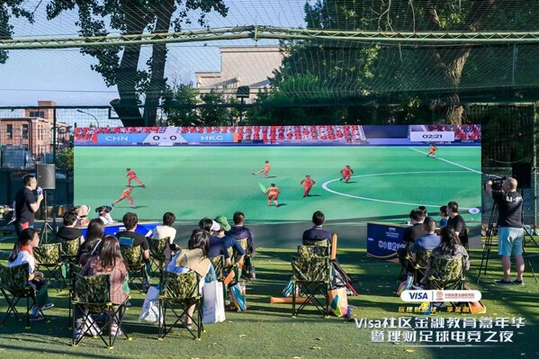 北京东城区四块玉社区居民饶有兴趣地体验Visa理财足球游戏，边玩游戏，边学习理财知识。