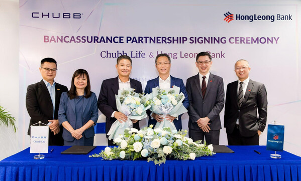 (Middle) Nguyen Hong Son, Country President, Chubb Life Vietnam and Duong Duc Hung, General Director, HLB Vietnam ink partnership deal