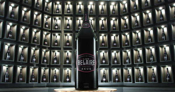 吕克-贝蕾尔推出世界上最大瓶装起泡酒宙斯*