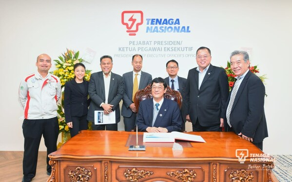 -Dato’ Indera Baharin, President and CEO of Tenaga Nasional Berhad, (Second from right)
-Dato’ Nor Azman, Managing Director of TNB Genco (Third from left) 
-Tadasu Yotsuyanagi, President and CEO of Toshiba Energy Systems and Solutions Corporation (Seated in the center)
