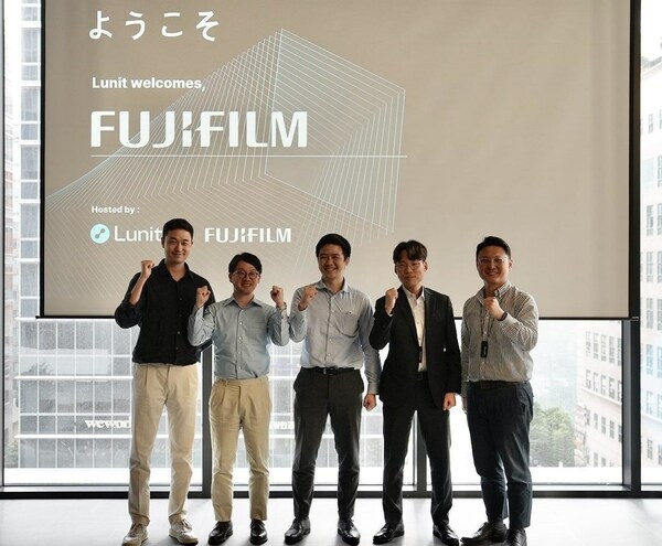 (from left to right) Minhong Jang (CBO, Lunit), Ryuji Hisanaga (Product Manager, FujiFilm), Kenta Shinohara (Product Specialist, FujiFilm), and Lunit's representatives pose for a photo after the meeting at Lunit HQ, Seoul, Korea, on June 14