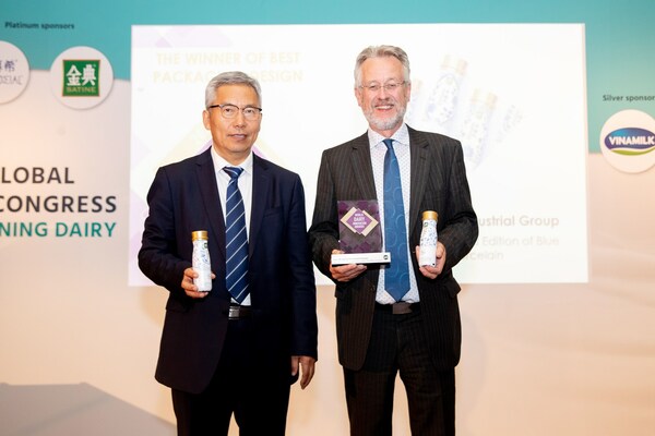 Dr. Yun Zhanyou, Vice President of Yili Group, and Dr. Gerrit Smit, Managing Director of the Yili Innovation Center Europe, attending the award ceremony.