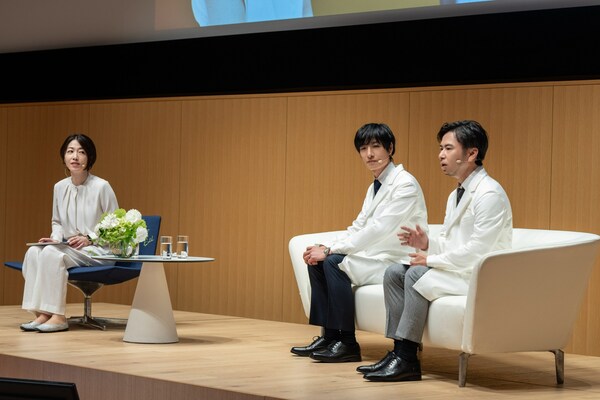 Kiyoshi Sato,Ketua Pegawai Teknologi Clé de Peau Beauté dan Dr. Shinobu Nakanishi, Saintis Penyelidik di Clé de Peau Beauté Laboratory mempersembahkan visualisasi pertama rangkaian gen kulit, memaparkan kulit sebagai 'organ pemikir' yang beroperasi secara bebas daripada otak