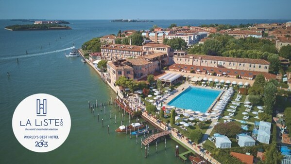 LA LISTE의 첫 세계 호텔 순위이자 안목 있는 여행객을 위한 믿을 만한 가이드인 세계 최고의 호텔 2023에서 이탈리아 베네치아에 위치한 Belmond 호텔 Hotel Cipriani가 1위 기록