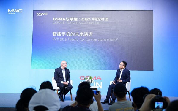 榮耀終端有限公司CEO趙明與GSMA CEO John Hoffman展開對話