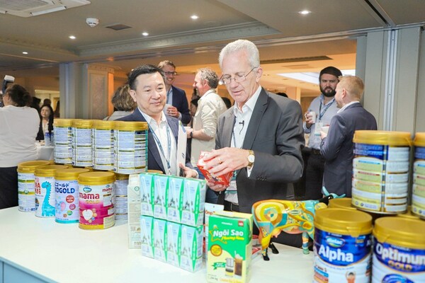 Richard Hall, Chairman of Global Dairy Congress, impressed by Vinamilk’s story