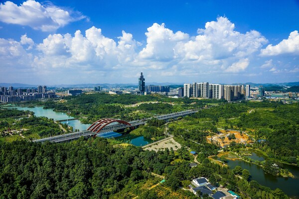 A beautiful view of Guanshanhu District of Guiyang,  Guizhou province.(Photo by Cao Jingjian)