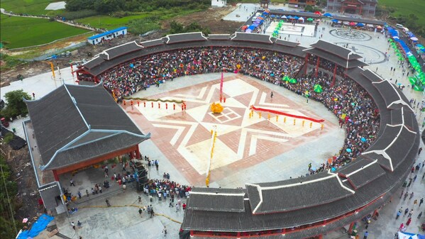 Photo shows the celebration scene for Fenlong Festival in Huanjiang Maonan Autonomous County, south China's Guangxi Zhuang Autonomous Region.