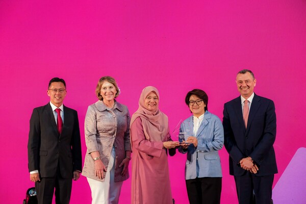 From left to right Ben Ng, AIA Malaysia Chief Executive Officer, Jayne Plunkett, AIA Group Chief Risk Officer, Yang Berhormat Puan Fadhlina Sidek, Minister of Education of Malaysia; representative of the Daroonwittaya School in Thailand winner of the AIA Healthiest Schools Competition in the primary school category and Stuart Spencer, AIA Group Chief Marketing Officer.