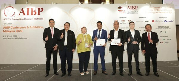 IOI and Petronas with their Awards. From left to right: Irza Suprapto (CEO, AIBP), Dato’ Ts. Dr Haji Amirudin Abdul Wahab (CEO, CyberSecurity Malaysia), Datin Ts. Habsah Nordin (Chief Data Officer, PETRONAS), Mr Mohd Haris Shukri Jahabar (Head, Data Architecture Management, PETRONAS), Mr. Alvin Lee (Head of Business Systems and Information Technology, IOI Corporation Berhad), Mr. Kong Kian Beng (Group CFO, IOI Corporation Berhad), Datuk Dr. Mohd Yusoff Sulaiman (President and CEO, MIGHT)