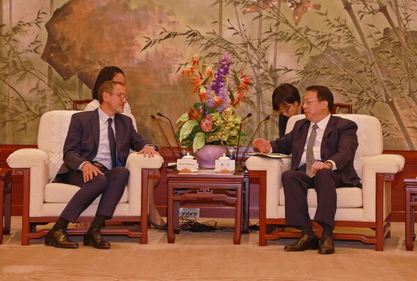 德科集团全球首席执行官 Denis Machuel（左）与上海市委副书记、市长龚正（右）亲切交流