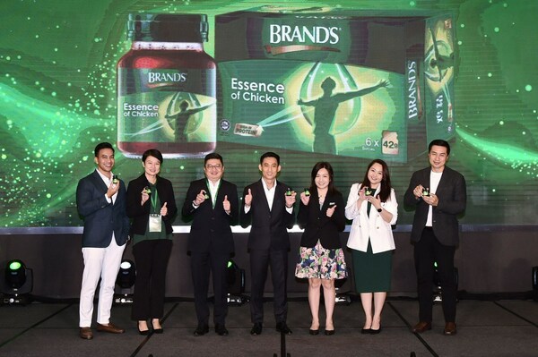 Toasting of the newly formulated BRAND’S Essence of Chicken (From left) Dr Shazril Saharuddin also known as Dr Say Shazril ; Ms Janice Png, Sales Director of Suntory Beverage & Food Malaysia; Mr Rodney Tan, Marketing Director of Suntory Beverage & Food Malaysia; Mr Wong Wee Leong, the General Manager of Suntory Beverage & Food Malaysia; Ms Yau Chin Chin, Head of Scientific Research of Suntory Beverage & Food Asia Pacific and Ms Eunice Kow, Head of Marketing for Health Enrichment of Suntory Beverage & Food Sdn Bhd