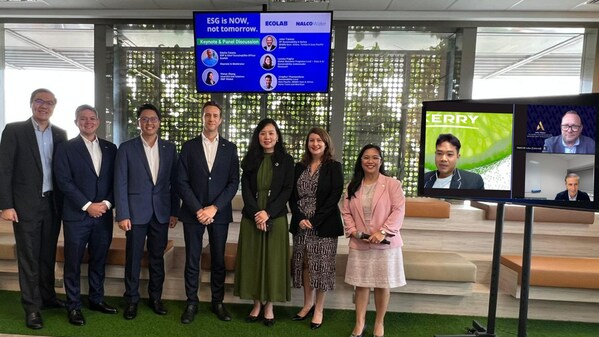 ECOLAB SENIOR VICE PRESIDENT AND MARKET HEAD FOR SOUTHEAST ASIA, GREGORY LUKASIK WITH ECOLAB SEA TEAM AND PANEL SPEAKERS.