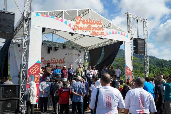 Menparekraf Sandiaga Uno secara remsi membuka "Festival Crossborder Skouw" di PLBN Skouw, Papua, Kamis (6/7/2023). Menparekraf juga berterima kasih kepada semua pihak atas terselenggaranya event crossborder untuk kali ketiga.