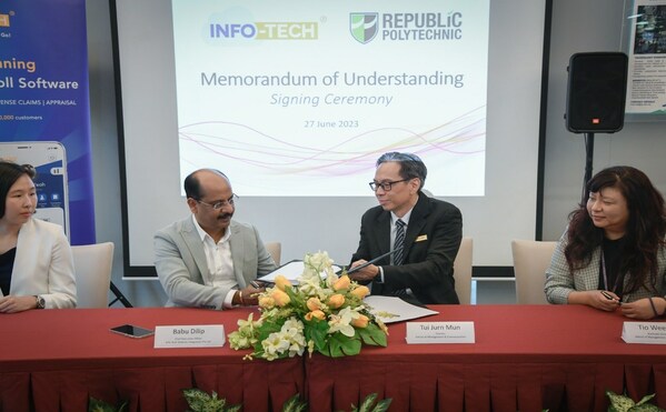  Ms Torrance Yeoh (COO, Info-Tech) and Mr Babu Dilip (CEO, Info-Tech) signing the Memorandum of Understanding (MOU) with Mr Tui Jurn Mun (Director, RP School of Management and Communication) and Ms Tio Wee Leng (Assistant Director, RP).