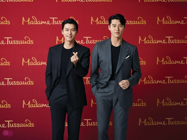 South Korean actor, Hyun Bin posing alongside his doppelganger with his signature finger heart. (Photo: Madame Tussauds Singapore)