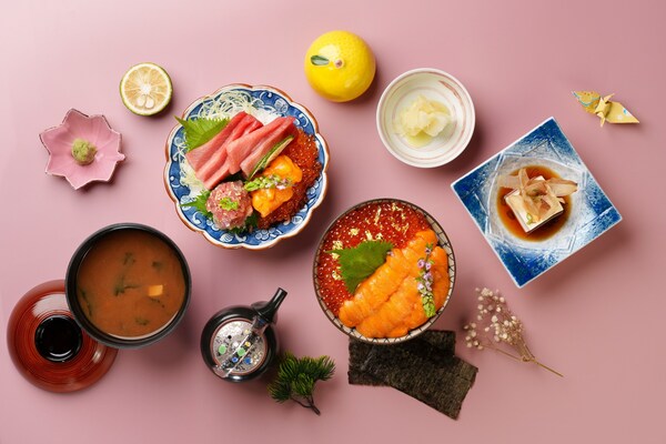 奈和美呈献两款期间限定的北海道马粪海胆定食。