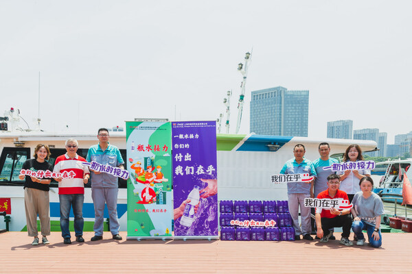 2023太古可口可乐上海申美“一瓶水接力”致敬水域养护高温工作人员