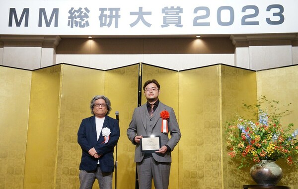 Award Ceremony (Right: Shawn Tang, Global Marketing Director at Pudu Robotics)