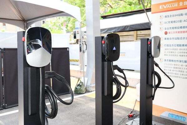 EVALUE提供車廠一條龍充電服務解決方案，從充電設備設計與研發製造、工程施作，到車主外出移動的充電營運服務，整合全方位充電價值鏈。