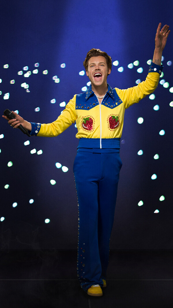 Harry Styles dalam pakaian biru dan kuning tempah khas yang sepadan. (Foto: Madame Tussauds Singapore)