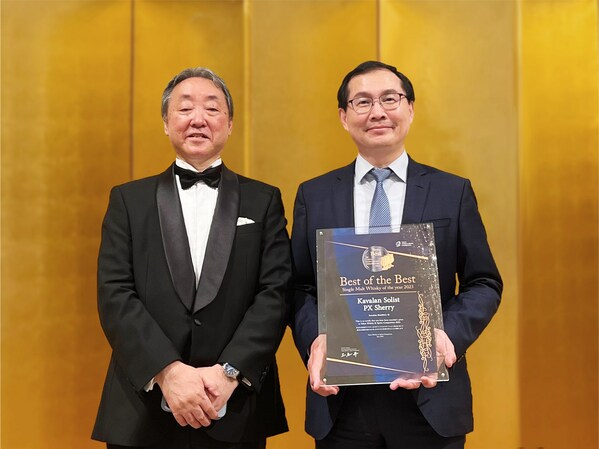 Mr. Lee receives the prestigious 'Best of The Best Single Malt Whisky 2023' award certificate from TWSC Executive Committee Chairman Mamoru Tsuchiya（土屋 守）.
