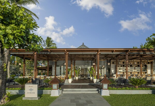 Restoran Arwana di The Laguna, a Luxury Collection Resort & Spa, Nusa Dua, Bali yang baru di renovasi