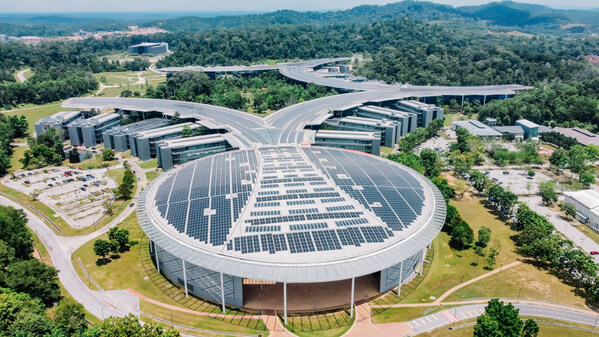 Universiti Teknologi PETRONAS mempunyai panel solar atas bumbung tunggal terbesar di Malaysia