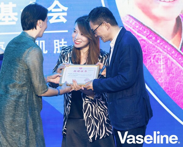 上海市慈善基金会会长宁区代表处副会长兼秘书长张国蕊女士为品牌颁发捐赠证书