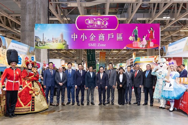 Guests of honour receive a guided tour of the Sands Shopping Carnival Thursday at The Venetian Macao’s Cotai Expo, after officiating the opening ceremony.