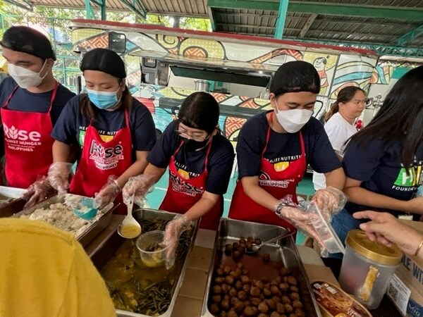 필리핀에서 허벌라이프 직원들이 도움이 필요한 주민들을 위해 따뜻한 음식을 준비하고 있다.