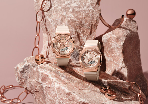 카시오, 화려한 핑크 골드 색상으로 반짝이는 소형 G-SHOCK 시계 출시