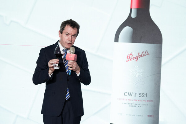 奔富首席酿酒师彼得·嘉高在发布现场带来精彩的2023珍藏系列葡萄酒品鉴讲解