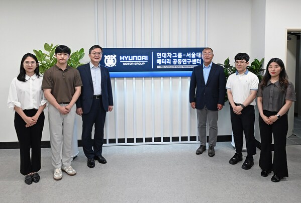 3rd from left: Hong Lim Ryu, President of Seoul National University
3rd from right: Euisun Chung, Executive Chair of Hyundai Motor Group
