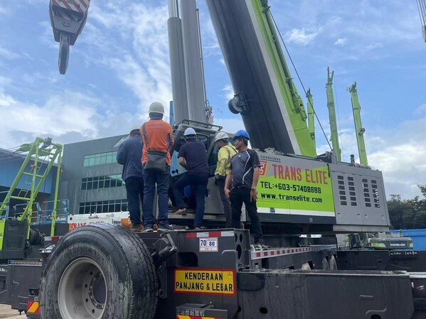 Zoomlion's service engineers are providing high-quality service for Malaysian customers this summer