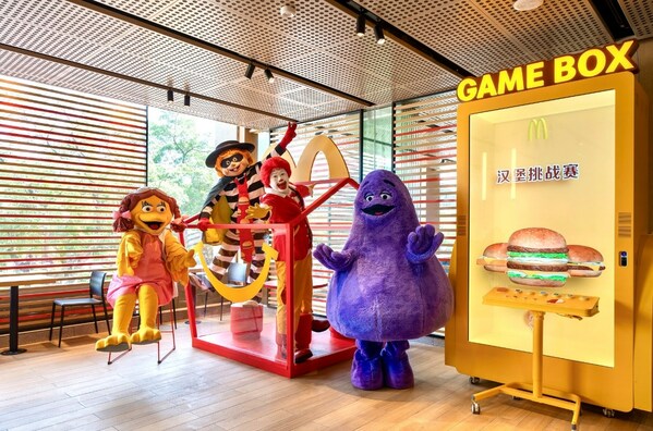 8月8日，广州首家童趣旗舰店海珠广场餐厅携12家童趣主题餐厅同步焕新开业，庆祝“金拱门”六周年
