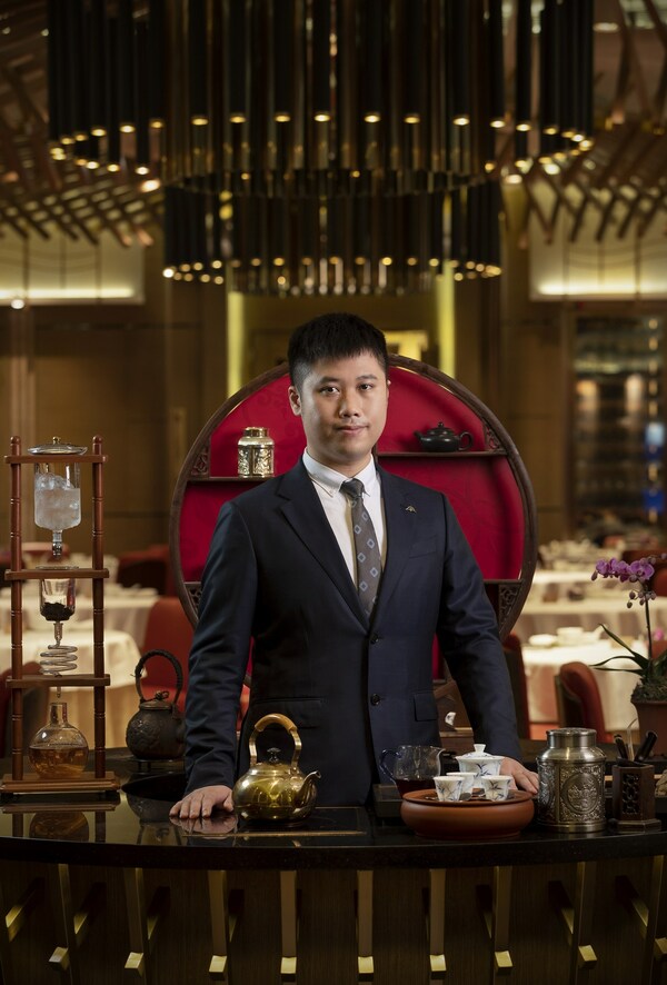 榮獲「茗星茶藝師全國評選大賽」總冠軍的「澳門銀河」評茶師余梓謙先生將茶藝和品茶文化融為一體呈獻給食客。
