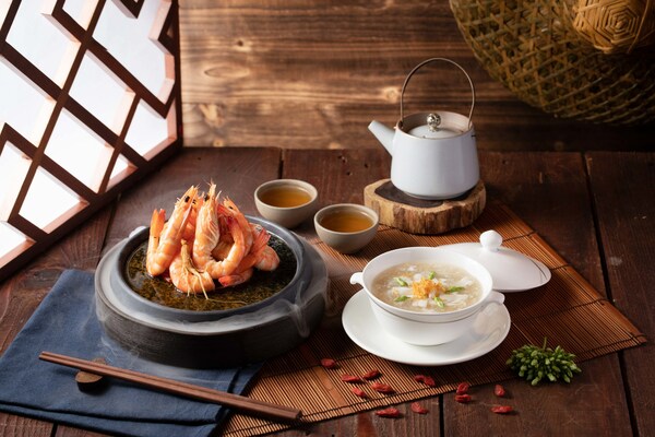 Acclaimed seafood specialist Galaxy Macau Tam Chai Yu Chun presents two more seasonal delicacies: Drunken Prawns in Aged Huadiao Wine and Crabmeat and Conpoy Soup with Winter Melon and Tonkin Jasmine.
