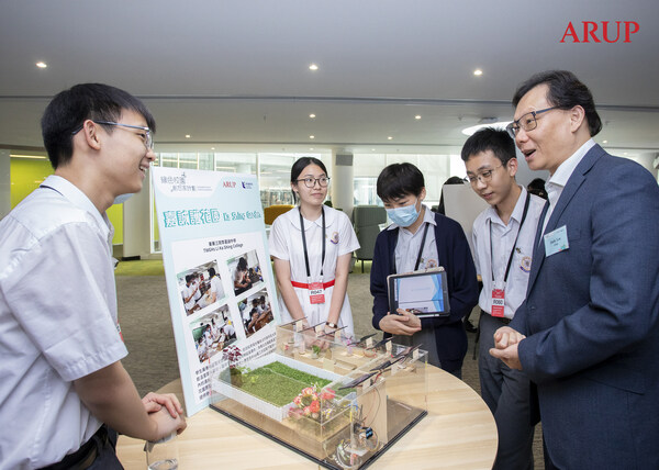 奧雅納東亞區主席李旭年博士工程師 (右一) 與東華三院李嘉誠中學同學交流，了解他們的創意設計。