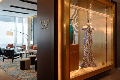 安達仕酒廊採用開放式設計，猶如散發親切氛圍的精緻住宅客廳，佈置中低調融入了澳門特色。